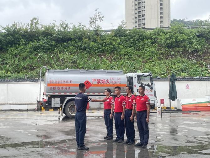 实战检验应急处置能力——阳山县开展成品油泄漏事故应急演练.docx_2