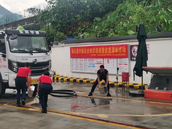 实战检验应急处置能力——阳山县开展成品油泄漏事故应急演练.docx_3