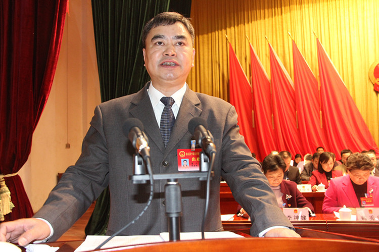 县长廖敬华做政府工作报告  清远日报记者陈斯铭  摄