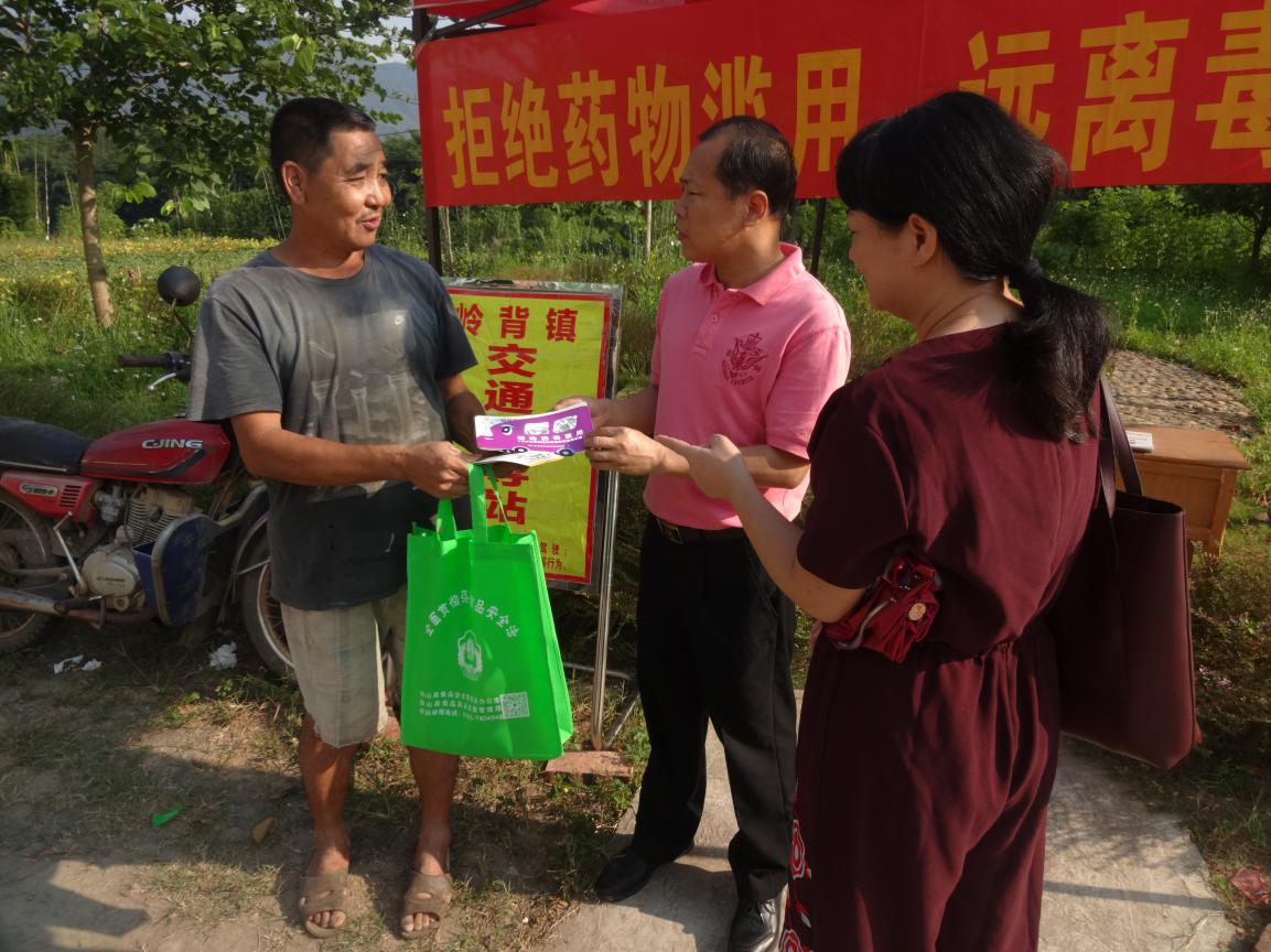 精准扶贫在路上禁毒宣传进农村