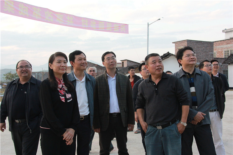 共同推进美丽乡村建设     12月21日,市委副书记黄兆芬来到阳山杜步镇